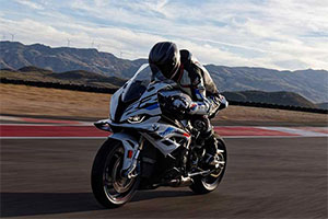 Спортбайк от BMW  теперь оснащен спортшинами Bridgestone Battlax Hypersport S22